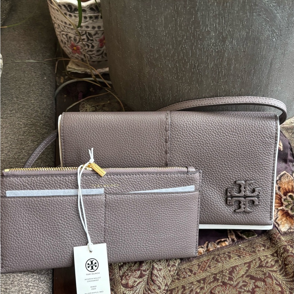 Authentic TORY BURCH Gray Leather Magnetic flap logo Crossbody Bag/lg card case - Picture 1 of 14
